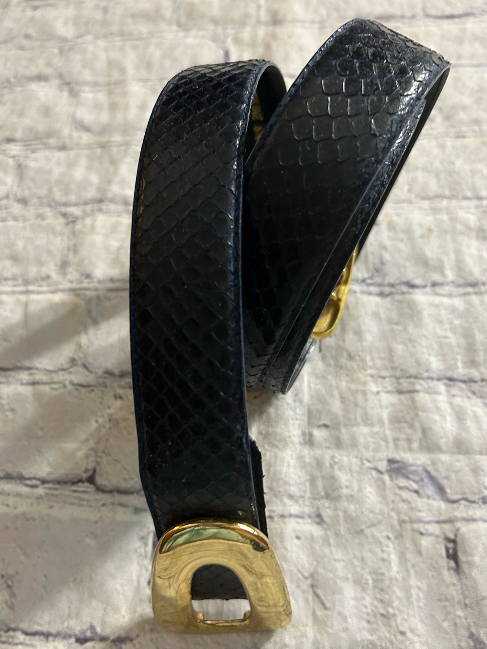 MORGAN TAYLOR VINTAGE BLACK SNAKESKIN SCULPTURAL GOLD TONE INTERLOCK BUCKLE BELT
